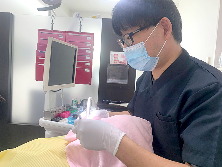 歯科医師　: 乃村
