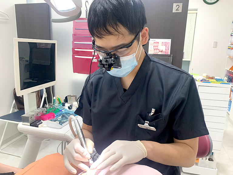 歯科医師　:藤島